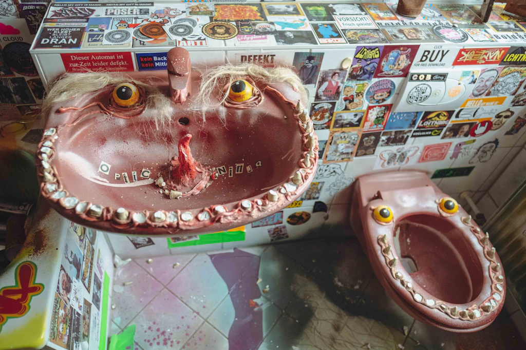 Ein Waschbecken und eine Toilette werden zu Fantasiemonstern.