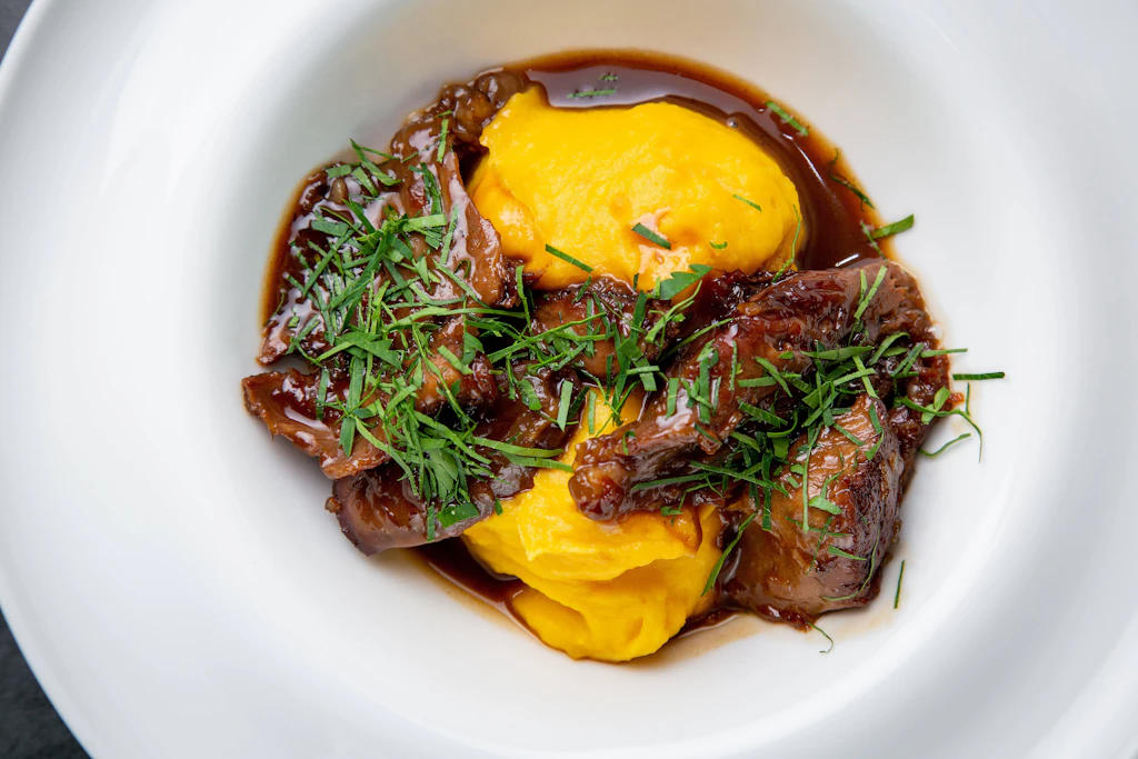 25 Minuten Arbeit, den Rest macht der Ofen: Dieser Schmorbraten mit Kürbis gelingt jedem