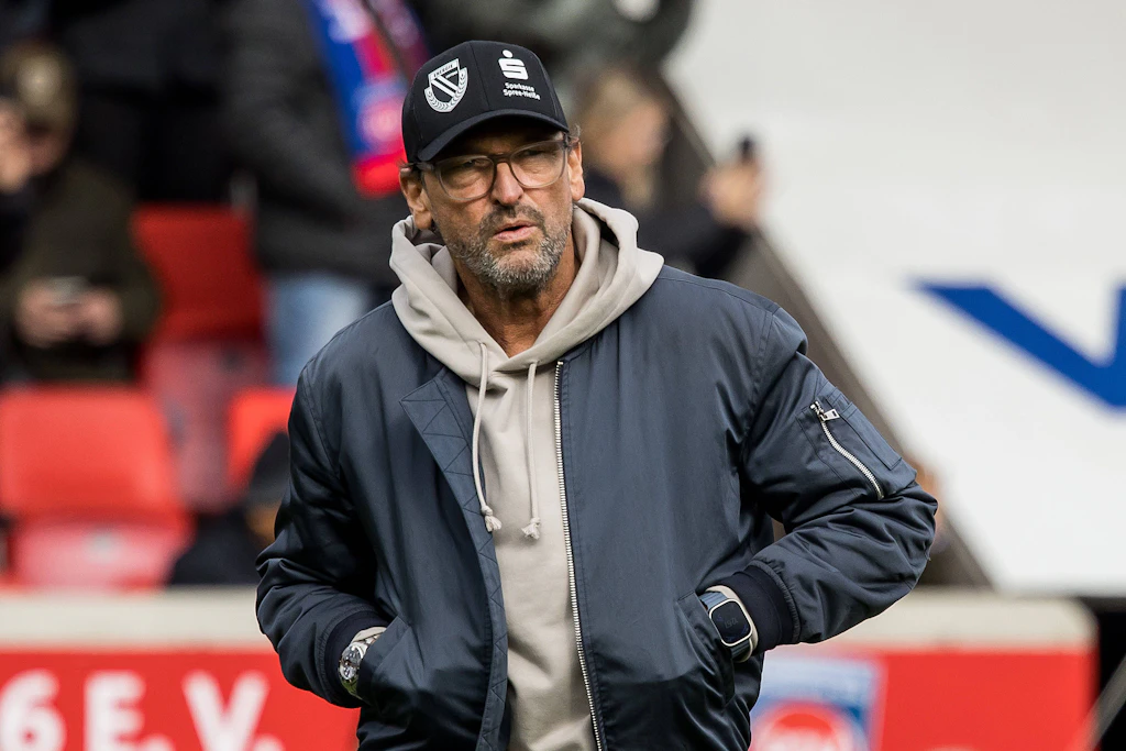 Trainer Claus-Dieter Wollitz verteidigte seine Mannschaft am Mittwoch gegen die Kritik.