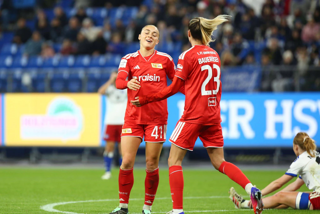 Lia Kamber (l.) jubelt ihren Treffer zum zwischenzeitlichen 1:2 des 1. FC Union Berlin beim Hamburger SV.
