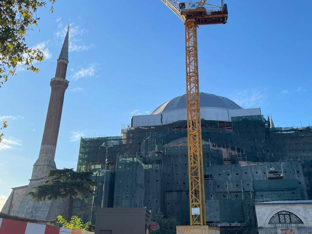 Die prächtige Hagia Sophia ist derzeit von Gerüsten und einer Stahlkuppel ummantelt.