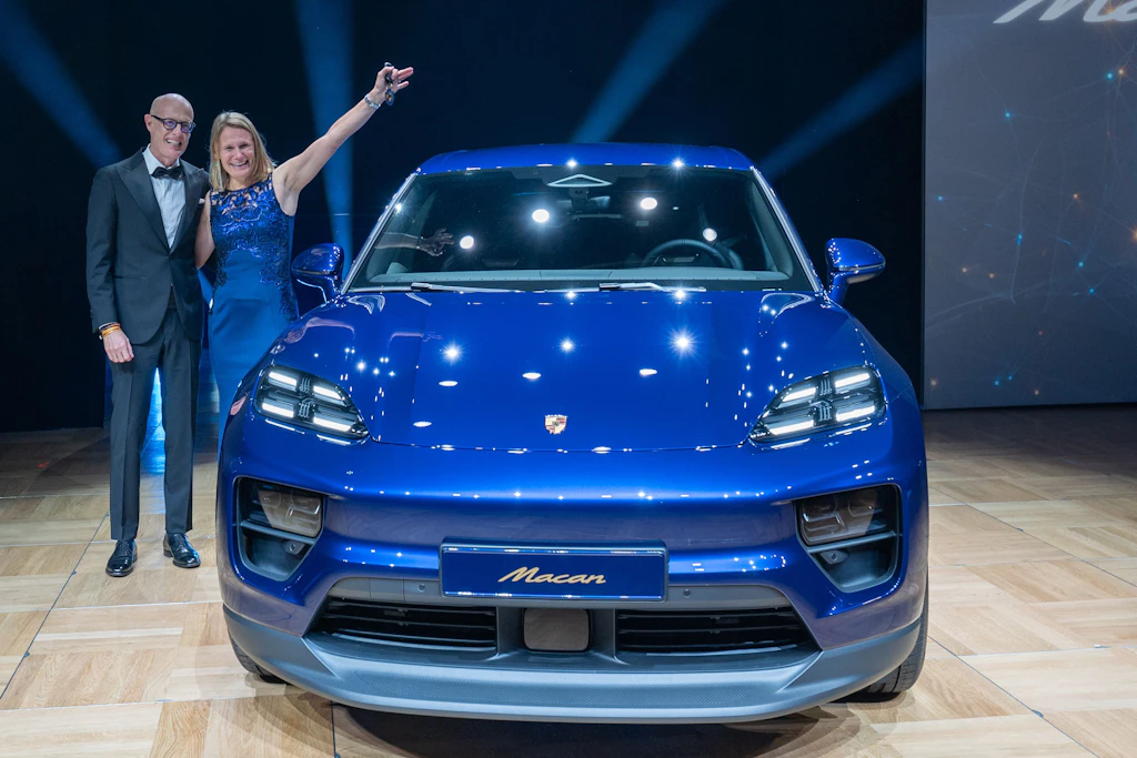 Ball-Besucherin Mandy Benzien gewinnt den blauen Porsche Macan. 