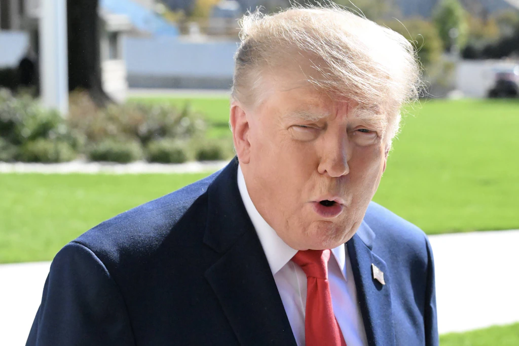 Donald Trump am Sonntag vor dem Weißen Haus. Der US-Präsident hatte zuvor erneut mit Angriffen auf Iran gedroht.