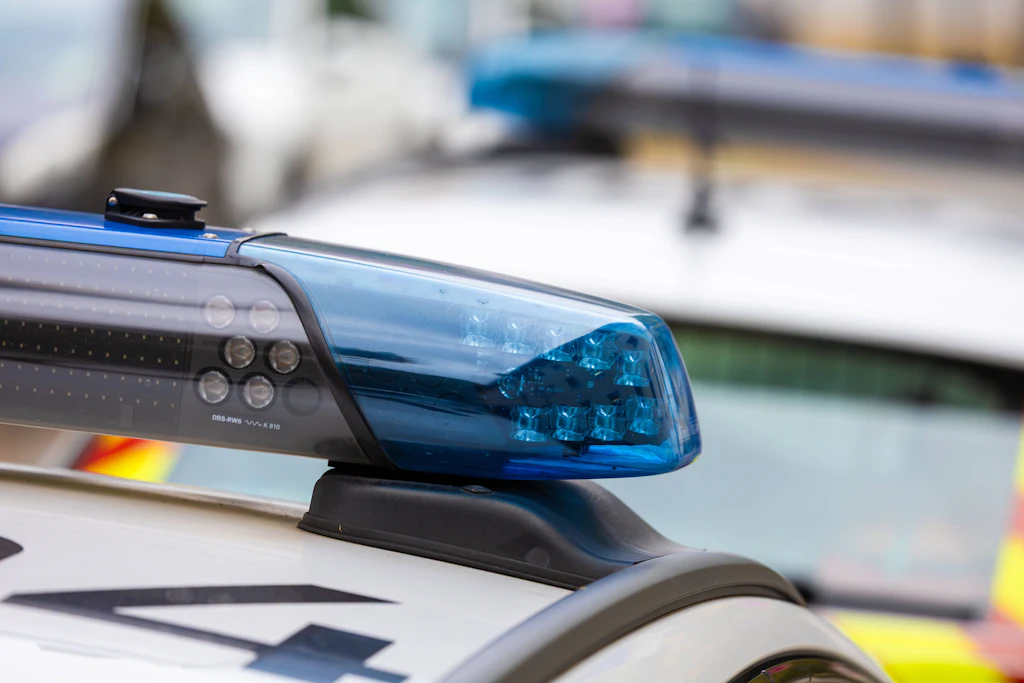 Polizeieinsatz: Nach der Festnahme von Verdächtigen laufen die Ermittlungen zu einer Einbruchsserie in Baustellen und Firmen weiter (Symbolbild).