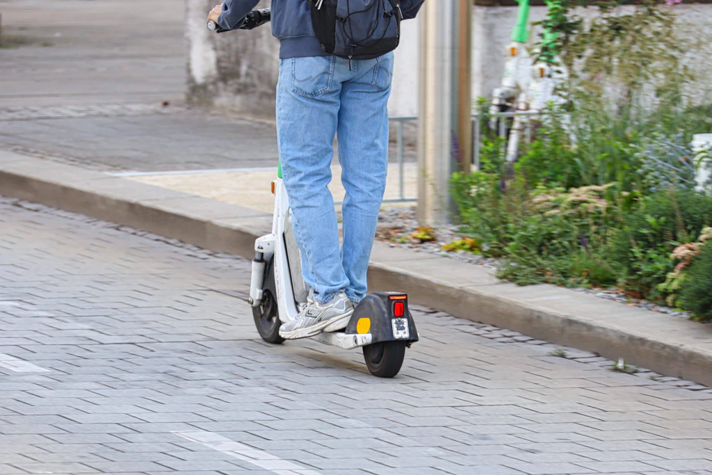 E-Scooter: In Sangerhausen ermittelt die Polizei wegen räuberischen Diebstahls gegen einen 33-Jährigen (Symbolbild).