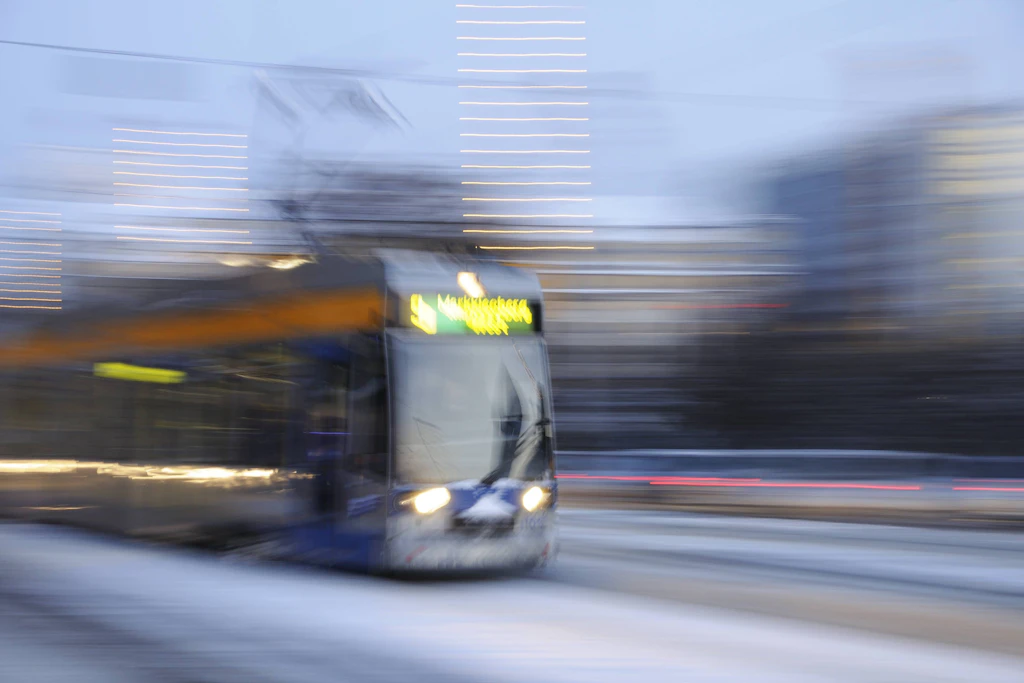 Straßenbahn-Unfall: An der Haltestelle Goerdelerring wurde ein Fußgänger von einer Bahn erfasst (Symbolbild).