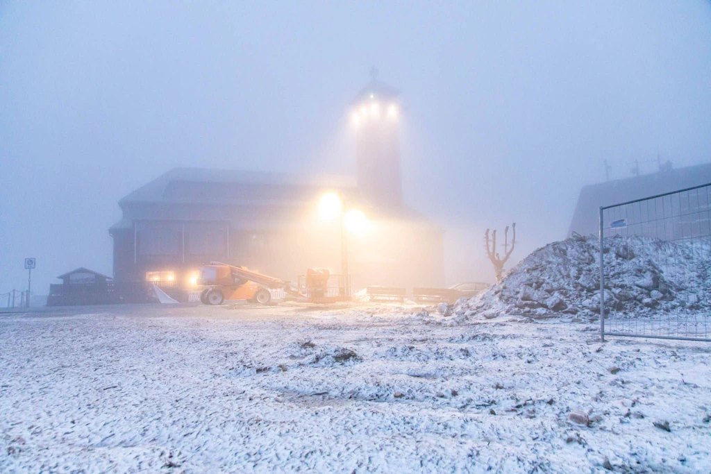Erster Schnee auf dem Fichtelberg - Sturmtief Maja bringt Wind und Regen