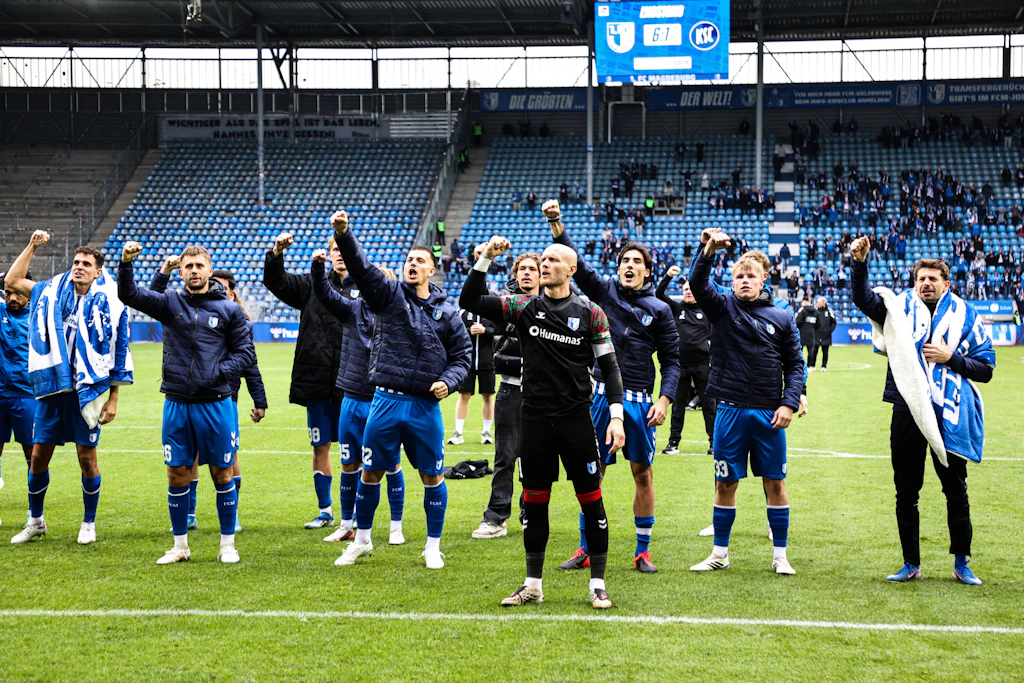 Die Spieler des 1. FC Magdeburg konnten nach dem 6:1 gegen den Karlsruher SC vor den Fans nicht nur den vierten Erfolg in Folge, sondern auch den höchsten Zweitliga-Sieg der Vereinsgeschichte feiern.