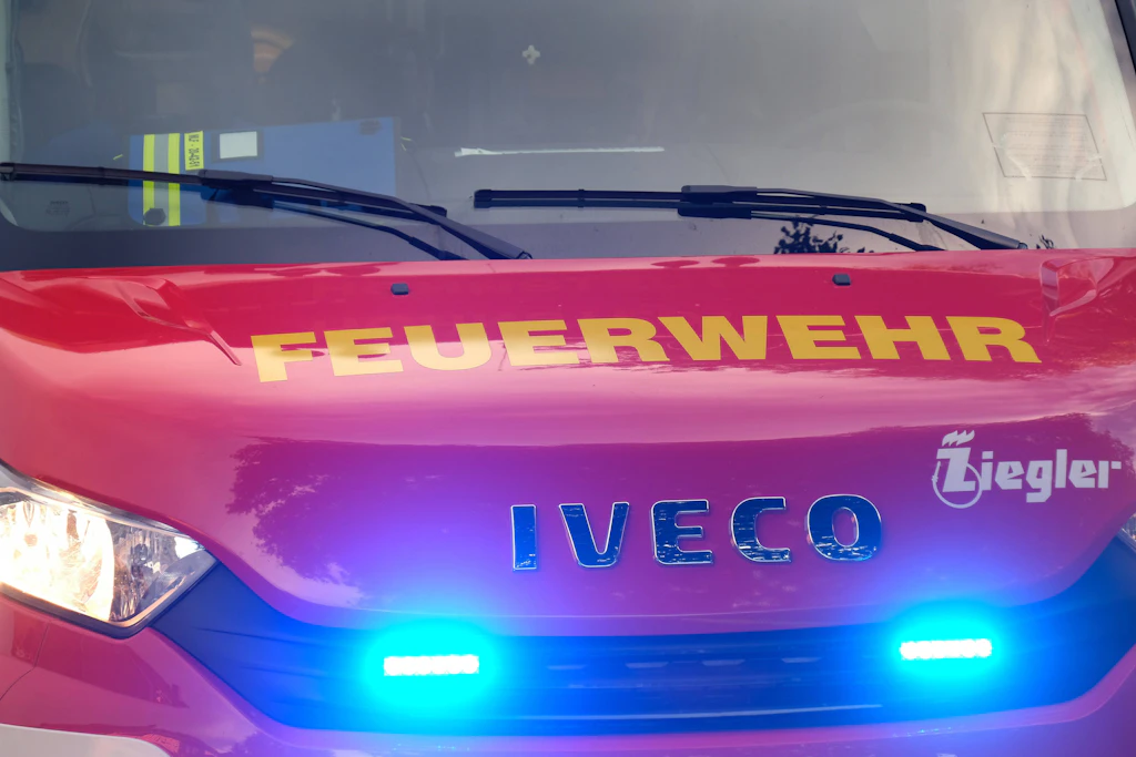 Elektroschrott-Brand: In Bischofswerda verhinderten viele Feuerwehrkräfte, dass die Flammen auf Gebäude übergriffen (Symbolbild).
