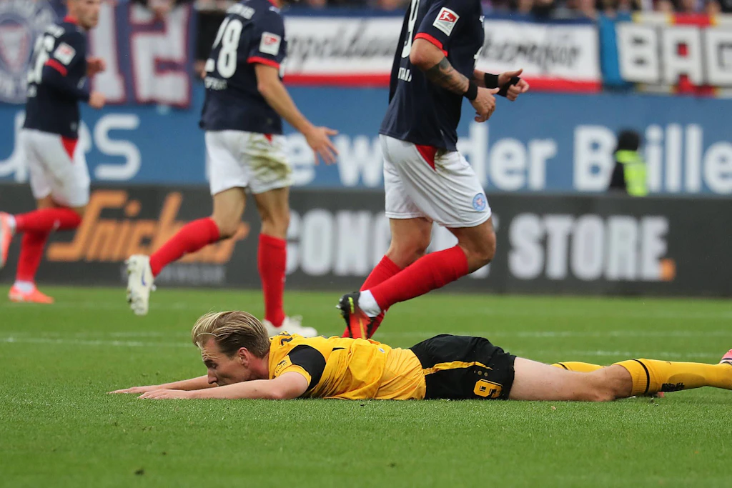 Sinnbild der Niederlage: Vincent Vermeij am Boden – Dynamo Dresden ließ in Kiel wichtige Tormöglichkeiten ungenutzt.