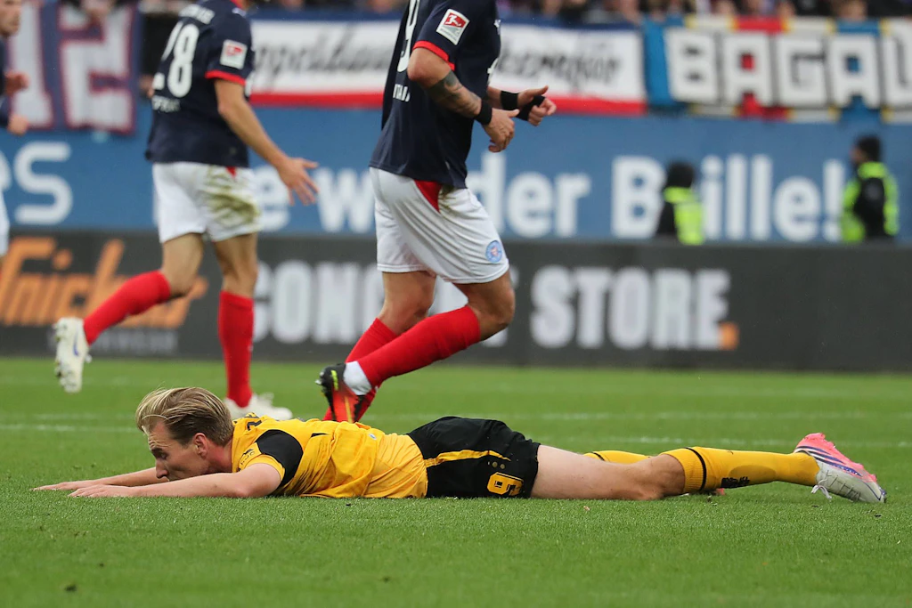 Sinnbild der Niederlage: Vincent Vermeij am Boden – Dynamo Dresden ließ in Kiel wichtige Tormöglichkeiten ungenutzt.