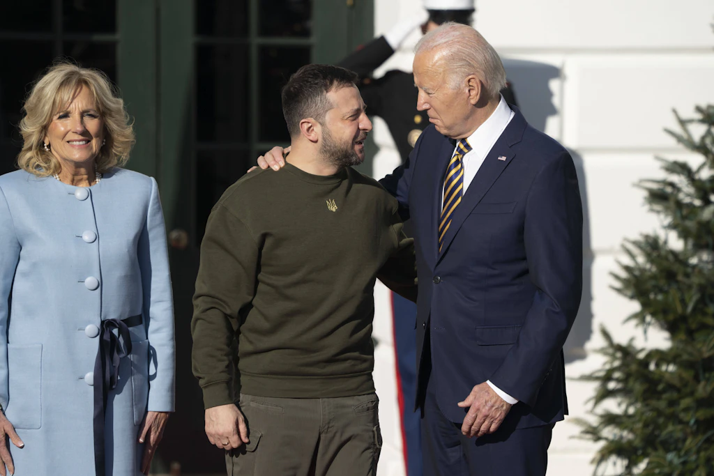 Wolodymyr Selenskyj und der damalige US-Präsident Joe Biden. Laut Financial Times unterstützte Washington Anfang 2023 den inoffiziellen Friedenskanal nicht und drängte Kiew nicht zu dem Deal.