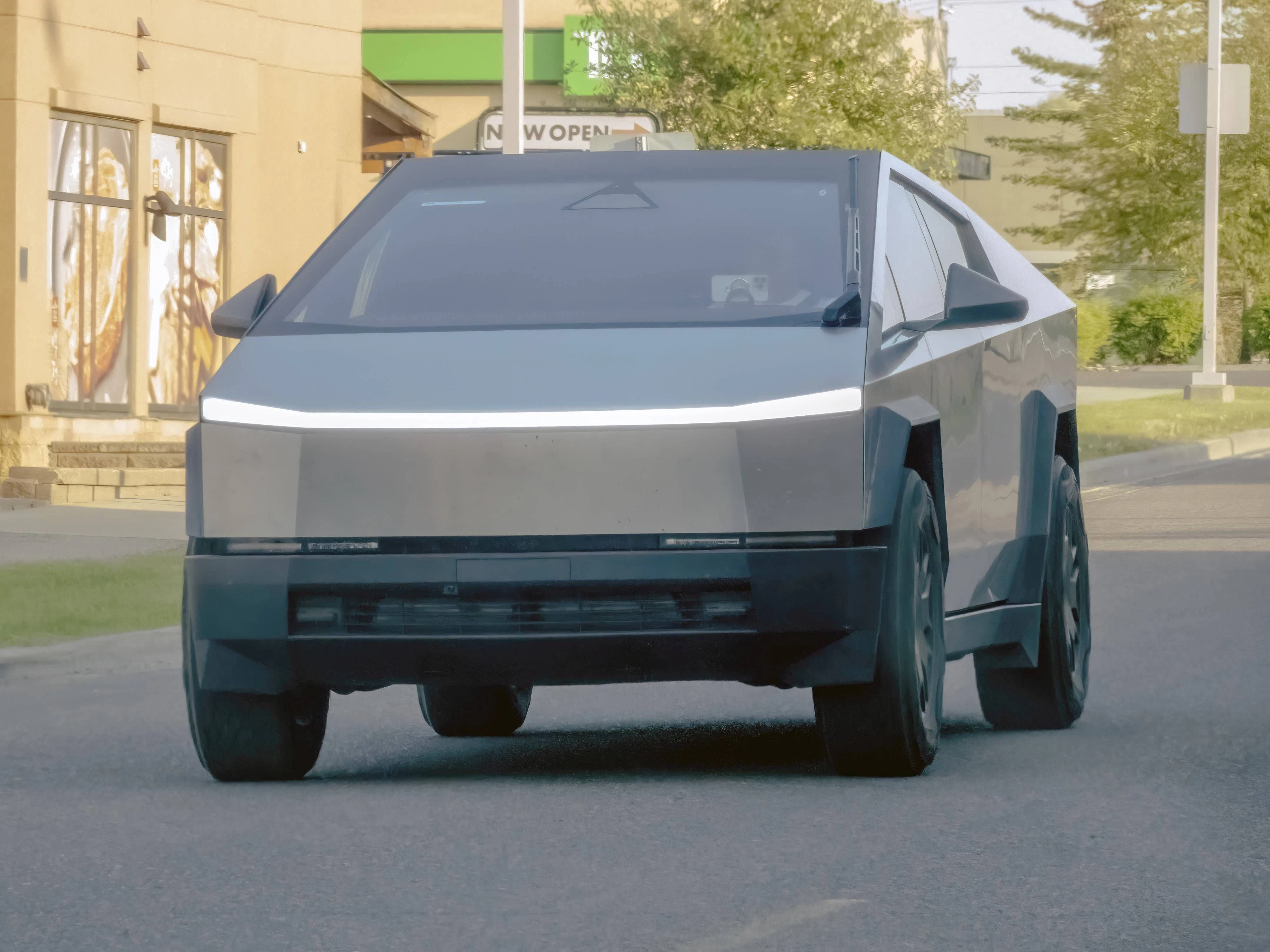 Polizei stoppt Tesla Cybertruck auf Autobahn und zieht ihn aus dem Verkehr