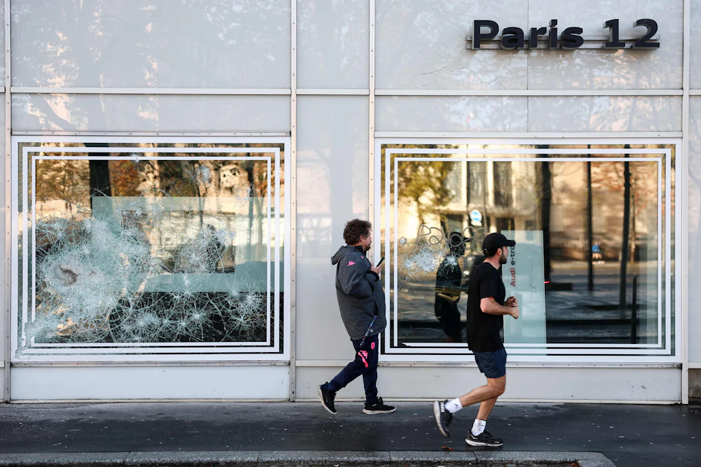 Französische Randalierer scheitern an Pariser Schaufenster: Chinesischer Glashersteller geht viral