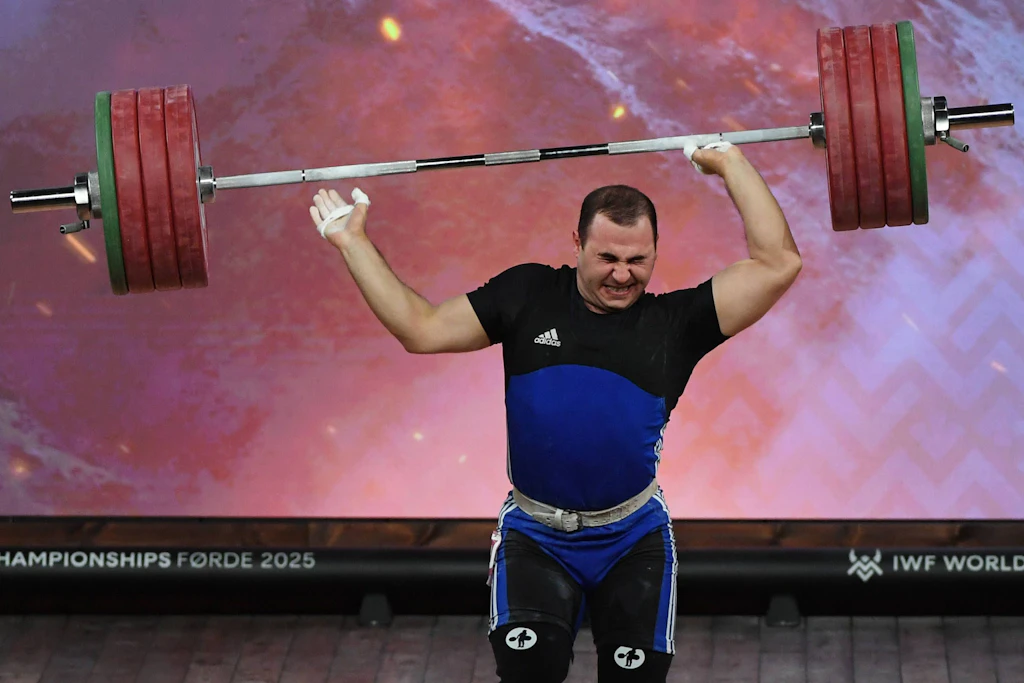 Der armenische Gewichtheber Suren Grigoryan bei der Weltmeisterschaft 2025 im norwegischen Førde in der Gewichtsklasse bis 88 Kilogramm.