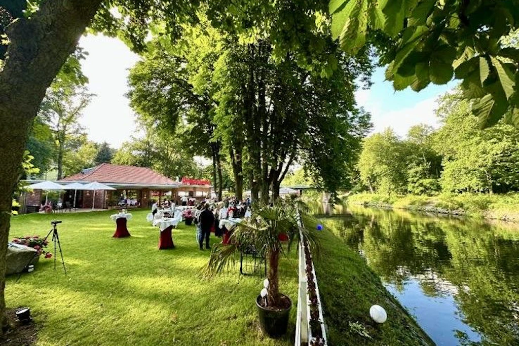 Im großen Garten des Ciao Wannsee ist immer genug Platz für Hunde. Auch drinnen sind sie willkommen.