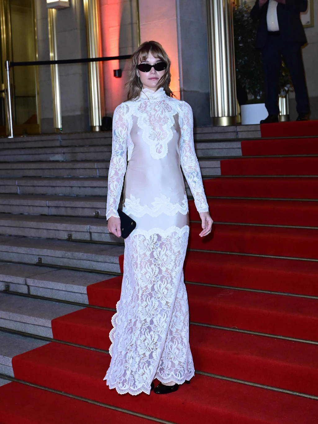 <strong>Top:</strong> Zwischen glitzernden Abendkleidern und Tüllbahnen sorgte der Rabanne-Look der Sängerin Lotte für frischen Wind auf dem Ball. Sie entschied sich für ein weißes Seidenkleid mit Spitzendetails, das fließend an ihr herabfiel. Als einzige Accessoires kombinierte sie dazu eine schwarze Sonnenbrille und eine ebenfalls schwarze Clutch. Für uns ist klar: Die 31-Jährige trug den Coolness-Faktor des Abends auf ihren Schultern.