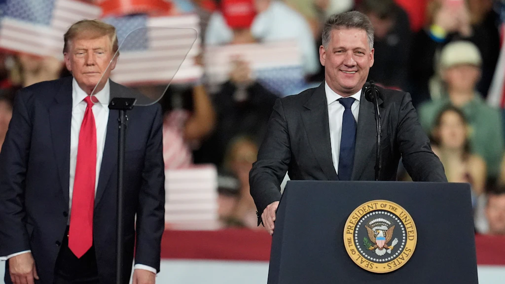 Audi-Vorstandsvorsitzender Gernot Döllner (r.) sprach auf einer Wahlkampfveranstaltung von US-Präsident Donald Trump im US-Bundesstaat Georgia.