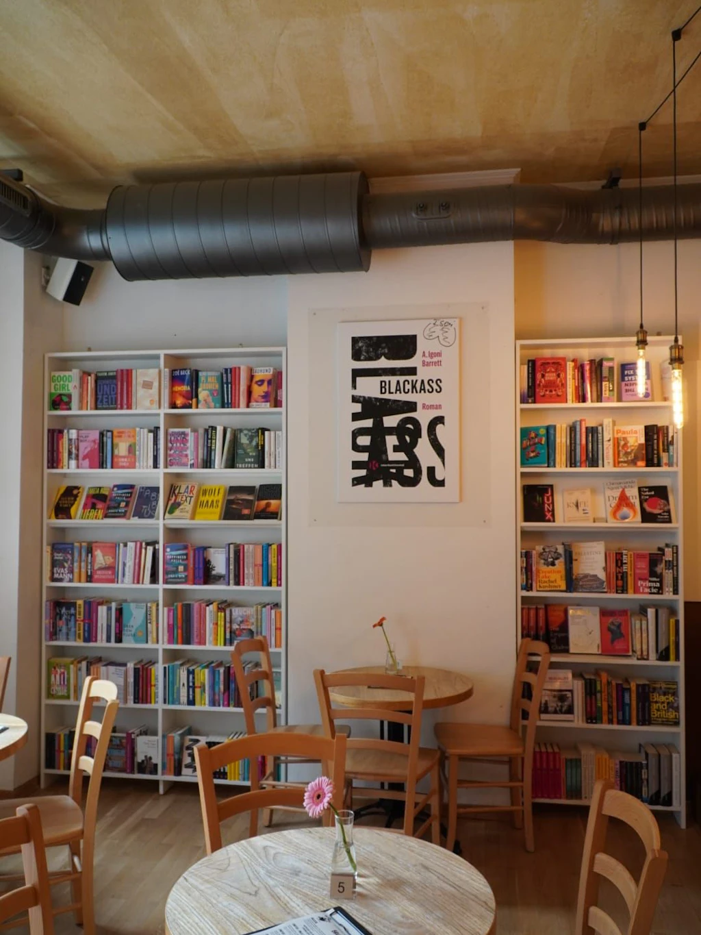 Buchhandlung trifft auf Café, Restaurant und Bar: Das One More Chapter überzeugt mit Wohlfühlatmosphäre zwischen Buchrücken.