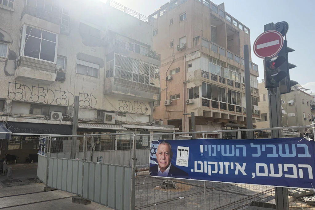 „Für den Wandel dieses Mal: Eisenkot“ – Wahlplakat in Zentrum Tel Avivs