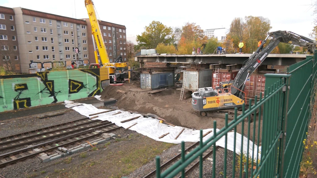 Abriss gestartet: Fußgängerbrücke an der Hainstraße in Chemnitz verschwindet
