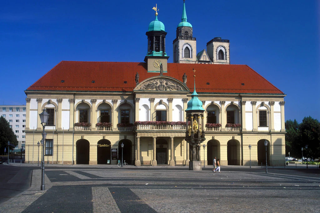 Wochenmarkt in Magdeburg: Vor dem Magdeburger Rathaus wird Ende November der traditionelle Weihnachtsmarkt aufgebaut.