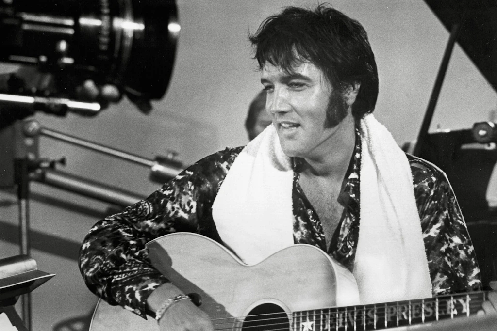 Elvis Presley gegen die KI: Claude soll 274 Songs kopiert haben – jetzt geht es um Millionen