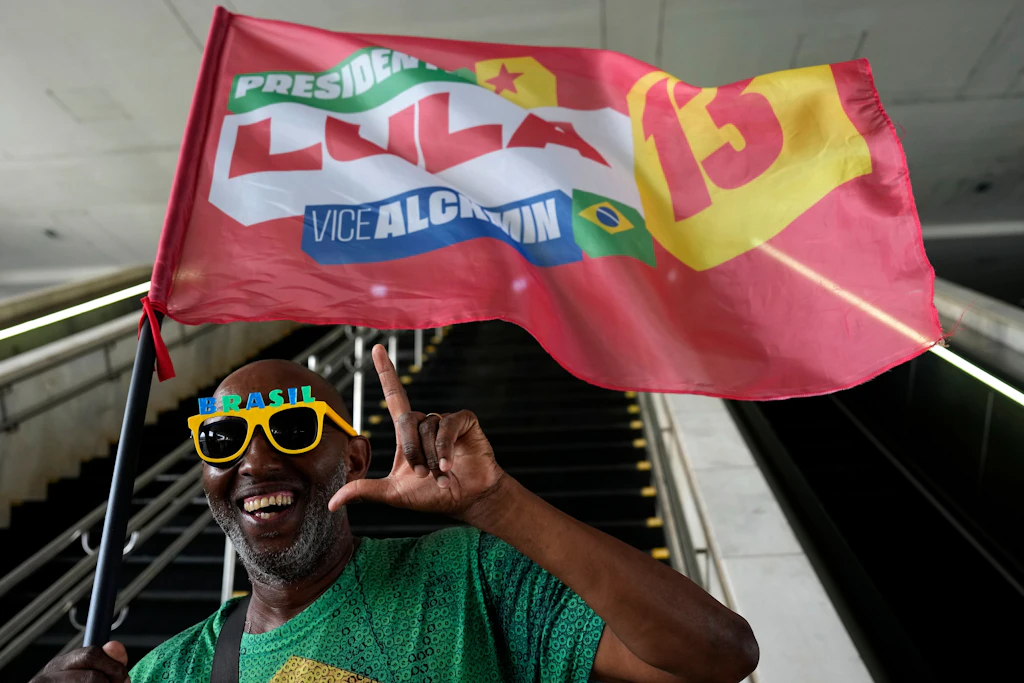 Ein Anhänger des brasilianischen Präsidenten Lula da Silva zeigt am Tag nach dessen Wahlsieg in Brasília mit den Fingern das „L“ als Zeichen seiner Unterstützung.