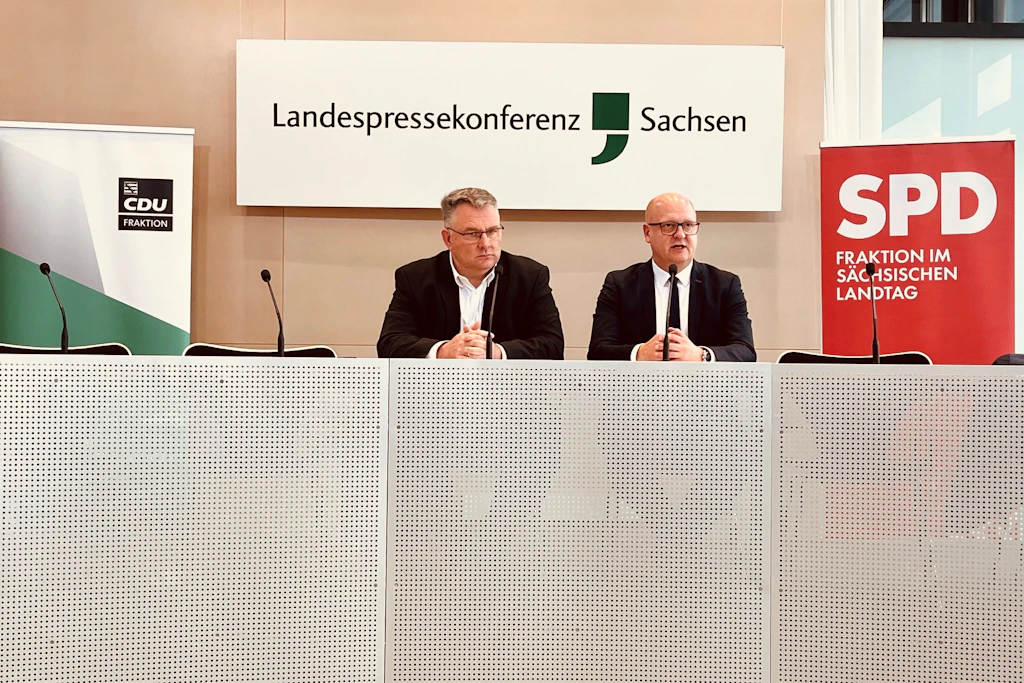 Die Fraktionschefs Christian Hartmann (li., CDU) und Henning Homann (SPD) haben sich mit Linken und Grünen auf weitere Haushaltsgespräche geeinigt.