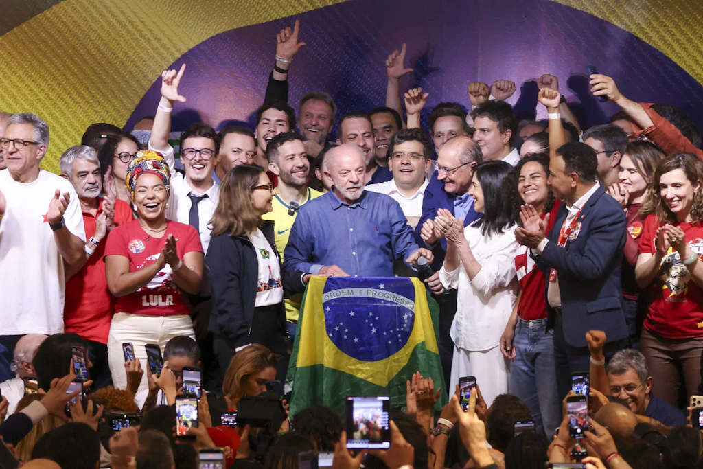 Freudentaumel am Zuckerhut: Präsident Lula gewinnt entgegen der Polymarket-Prognosen gegen seinen Herausforderer Bolsonaro.