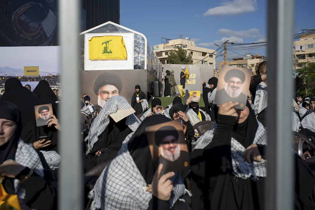Menschen in Beirut gedenken Ende September Hassan Nasrallah. Zwei Jahre zuvor tötete Israel den Hisbollah-Chef.