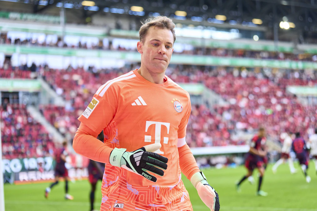 Bayern-Torhüter Manuel Neuer kassierte beim Auswärtsspiel in Augsburg das schnellste Gegentor der Bundesliga-Geschichte.