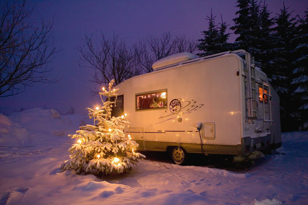 Wintercamping in Sachsen: Von Sauna am See bis zum kalten Klo – was die Plätze wirklich bieten