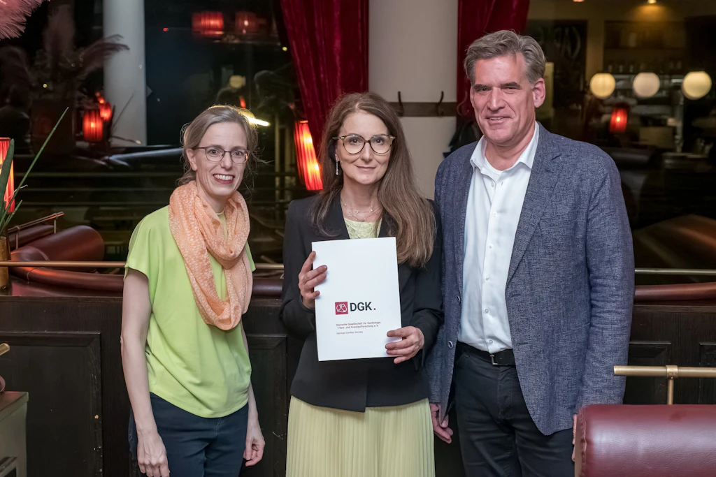 Oberärztin Jelena Zickwolf (M.) bei der Preisverleihung.