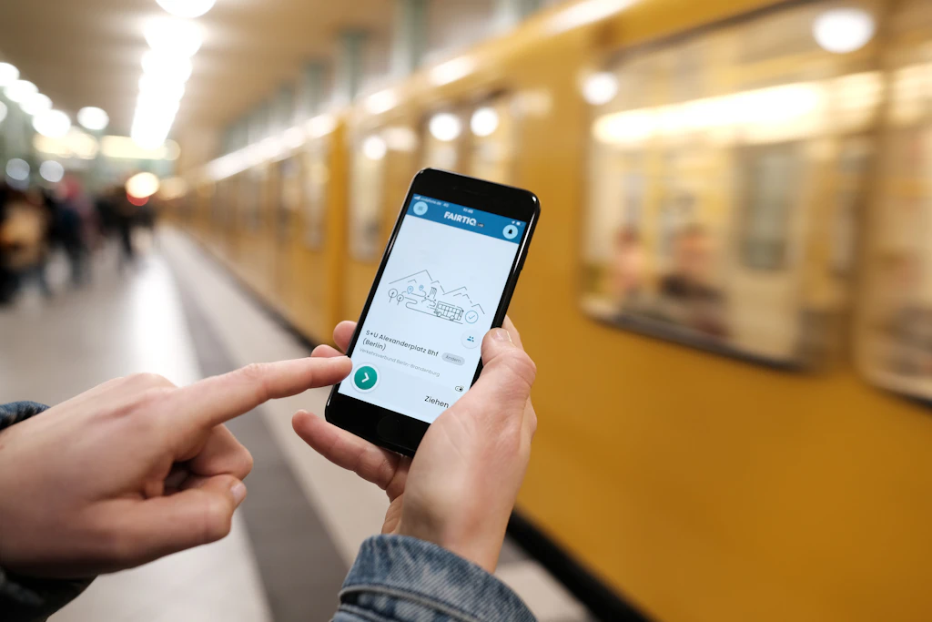 Gleich geht es los: Im U-Bahnhof Alexanderplatz hat Clara Dewes die Fairtiq-Lab-App geöffnet. Ein Swipe im unteren Bereich des Bildschirms, dann kann die Fahrt beginnen.