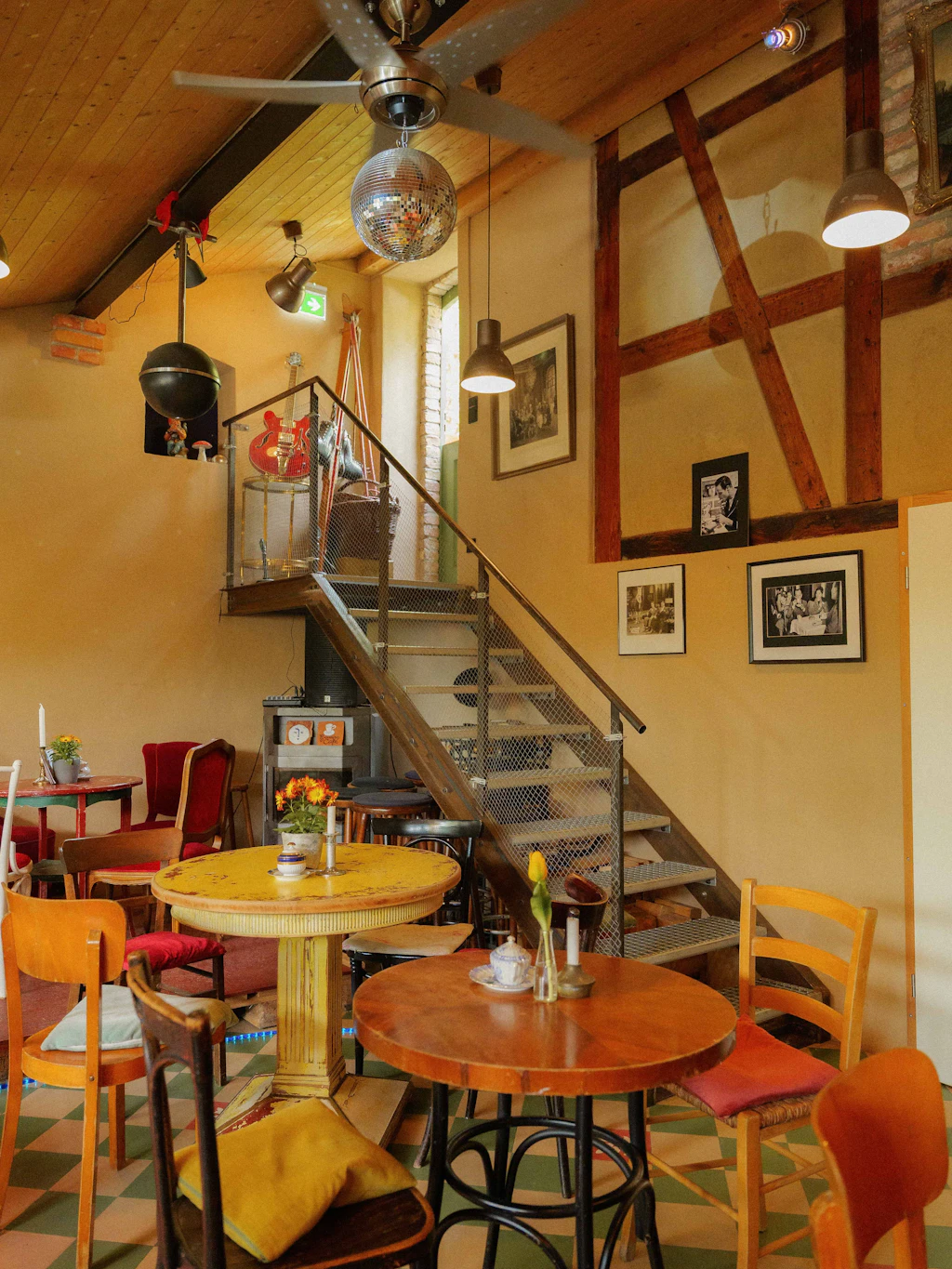 Auch der Innenbereich des Hannes Cafés kann sich sehen lassen: rustikale Wohlfühlatmosphäre mit Charme.