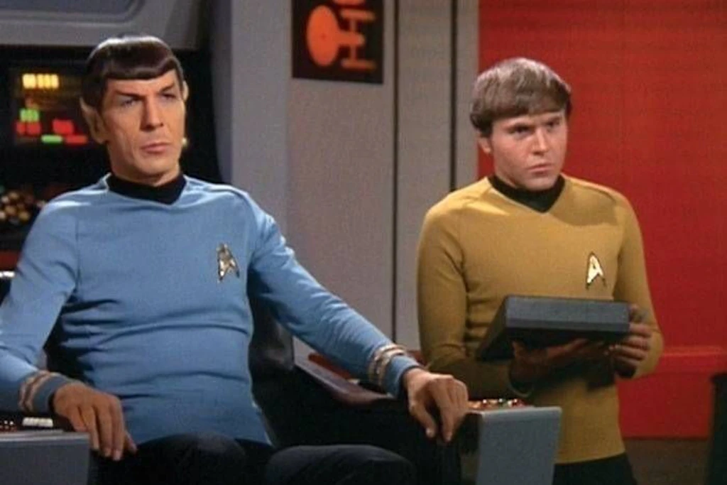 Leonard Nimoy als Mr. Spock (links) und Walter Koenig als Pavel Chekov in einer Szene aus „Raumschiff Enterprise“.
