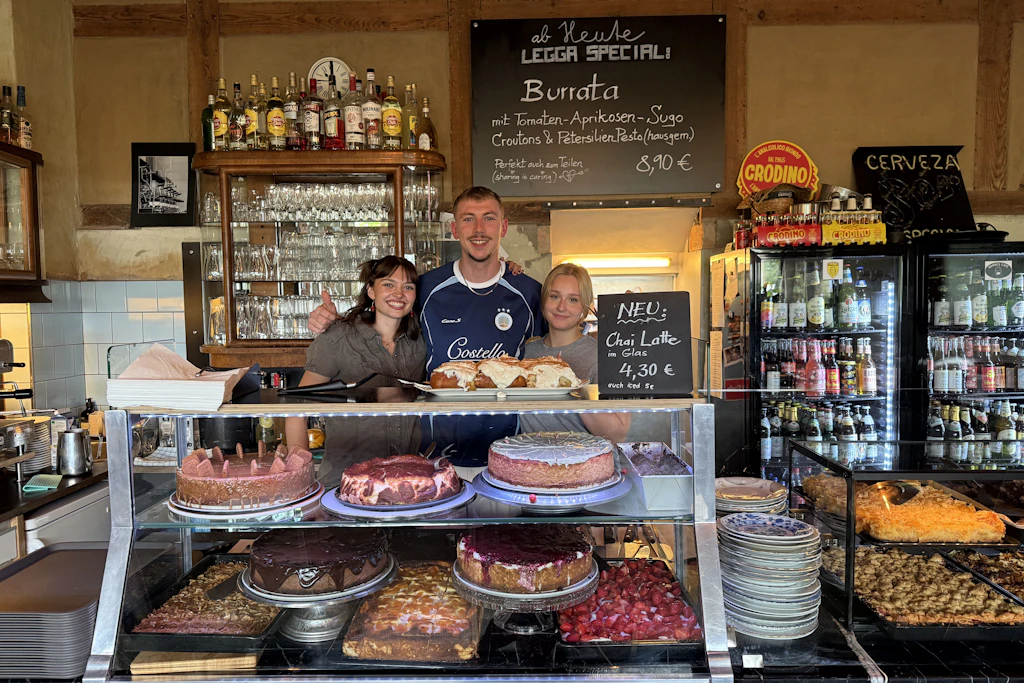 Die Kuchenauswahl im Hannes Café ist groß und abwechslungsreich. Die Sorten wechseln nach Tag und Saison munter durch.