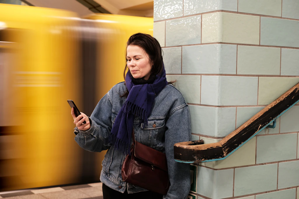 Bei einer Testfahrt in Mitte: Clara Dewes von Fairtiq erprobt die App in der U5.