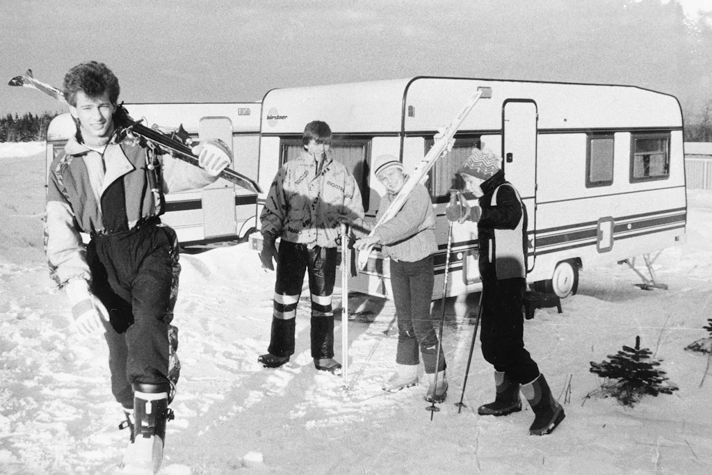 Im Dezember 1990 auf dem Campingplatz in Altenberg: Dauercamper am Kleinen Galgenteich nutzten auch damals schon ihre Wohnanhänger für ein Wochenende im Schnee.