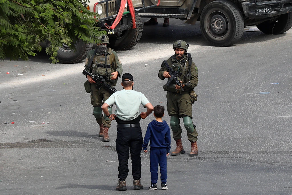 Palästinensische Zivilisten werden an einem Checkpoint in Hebron durchsucht.