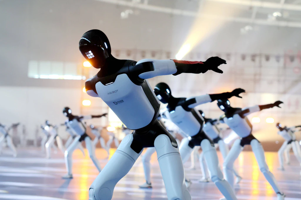 110 humanoide Roboter tanzen am 24. Oktober 2026 im chinesischen Jinan synchron und stellen damit einen Guinness-Weltrekord auf.