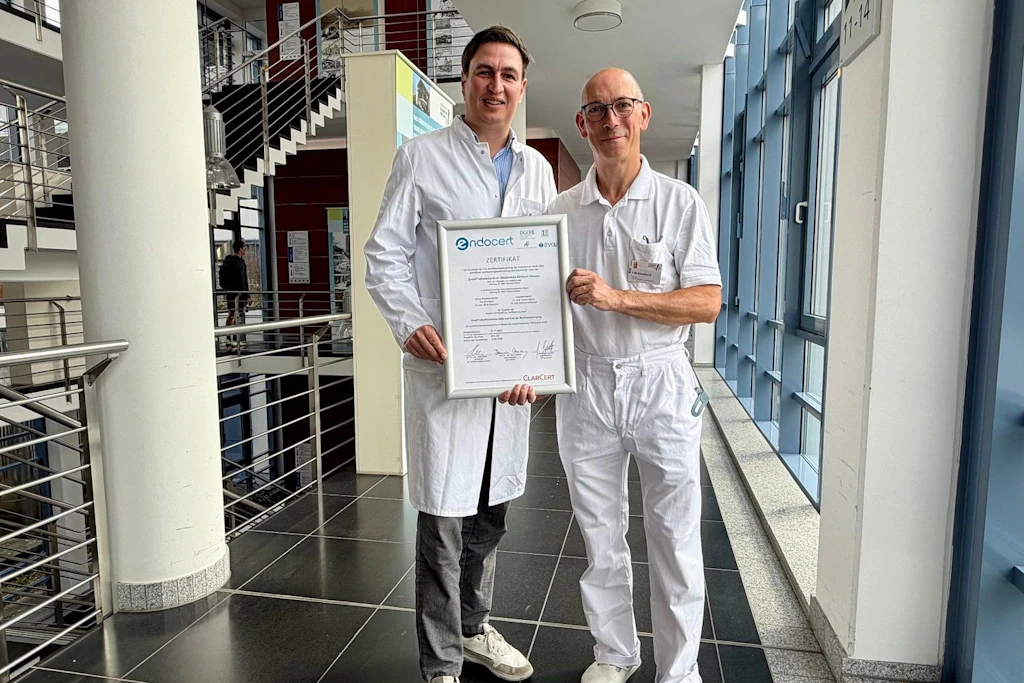 Endoprothetikzentrum Dessau: Falk Sonnabend und Robert Rotter zeigen die erneute Rezertifizierung durch Endocert.
