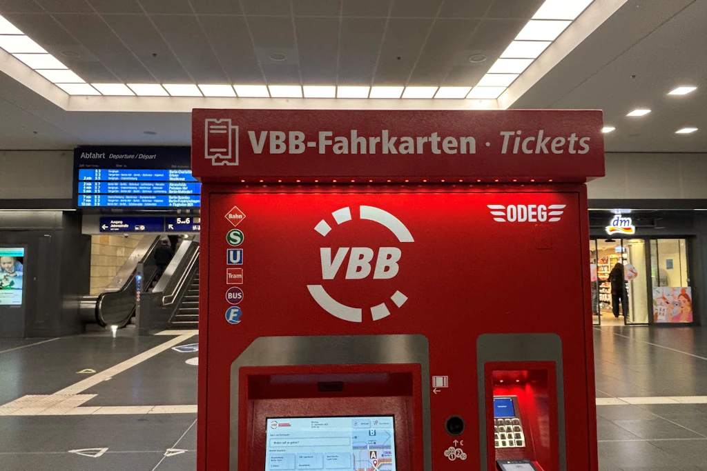 Ein Fahrscheinautomat mit dem Logo des Verkehrsverbunds Berlin-Brandenburg steht in der Halle des Bahnhofs Zoo. Geräte dieser Art werden immer seltener genutzt. Mehr als die Hälfte aller Einzel- und Tagestickets wird bereits über Ticket-Apps auf dem Handy gekauft.