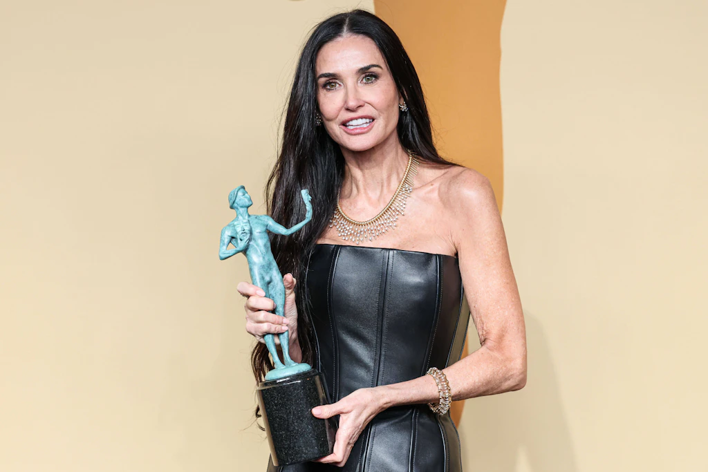 Gefeiert für eine Rolle über den gnadenlosen Jugendwahn in Hollywood: Demi Moore mit ihrem SAG-Award für „The Substance“ im Februar 2025