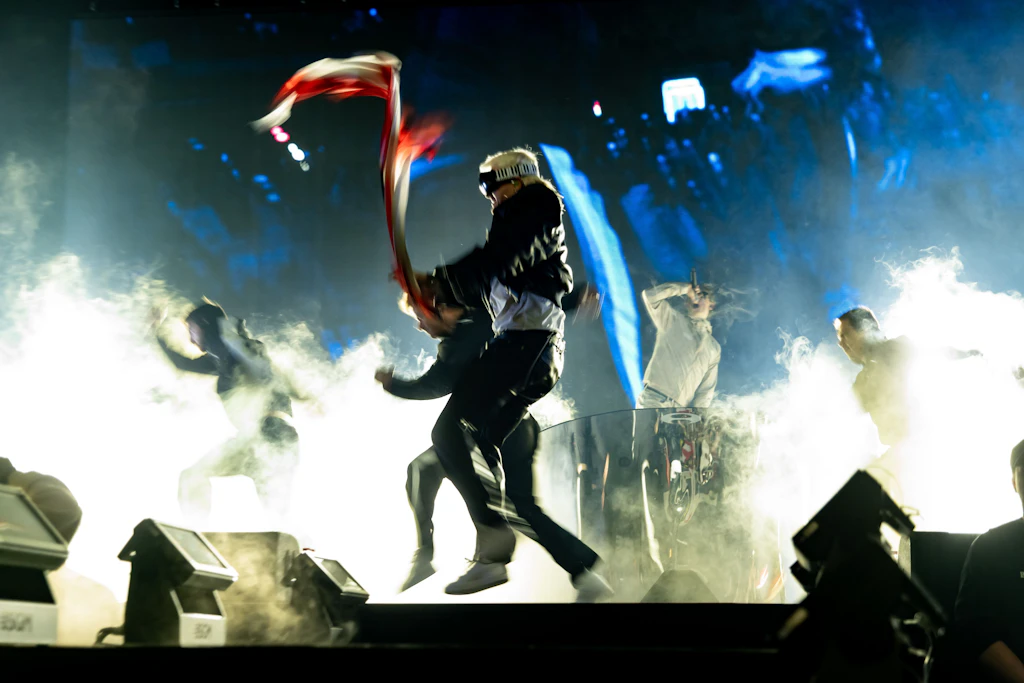 Ski Aggu in Bewegung: Der Rapper feiert in der Columbiahalle Platz eins der Charts und lässt dem Publikum keine Verschnaufpause.