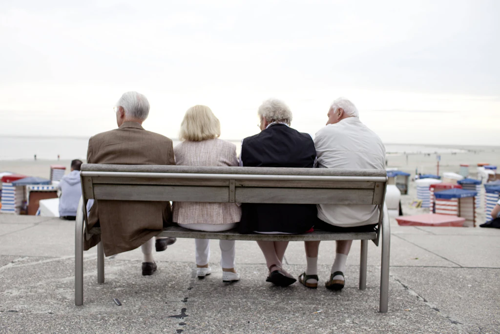 Rentner auf einer Bank an der Strandpromenade: Im weltweiten Vergleich der Rentensysteme landet Deutschland nur auf Platz 25 von 55. (Symbolbild)