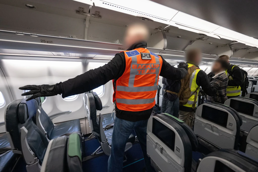 Bundespolizisten und Beamte der EU-Grenzschutzagentur Frontex begleiten einen Abschiebeflug von Frankfurt am Main nach Pakistan.