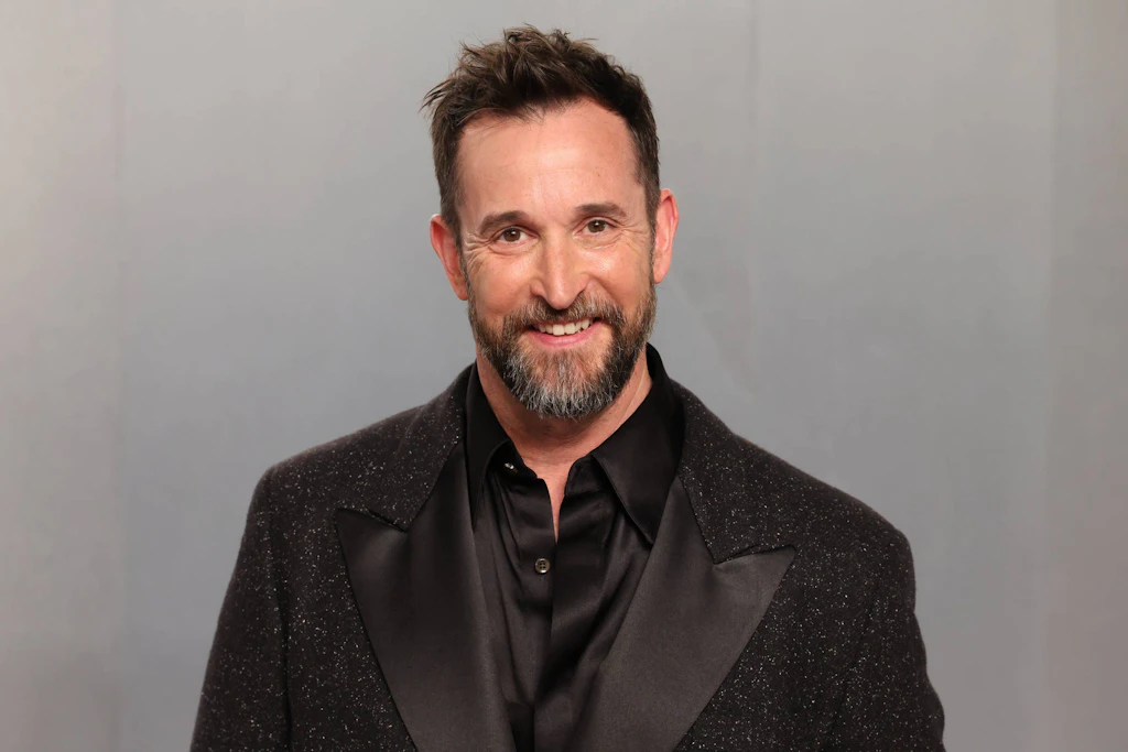 Sexy mit 55: Noah Wyle zeigt, dass man auch jenseits der 50 ein scharfer Typ sein kann.