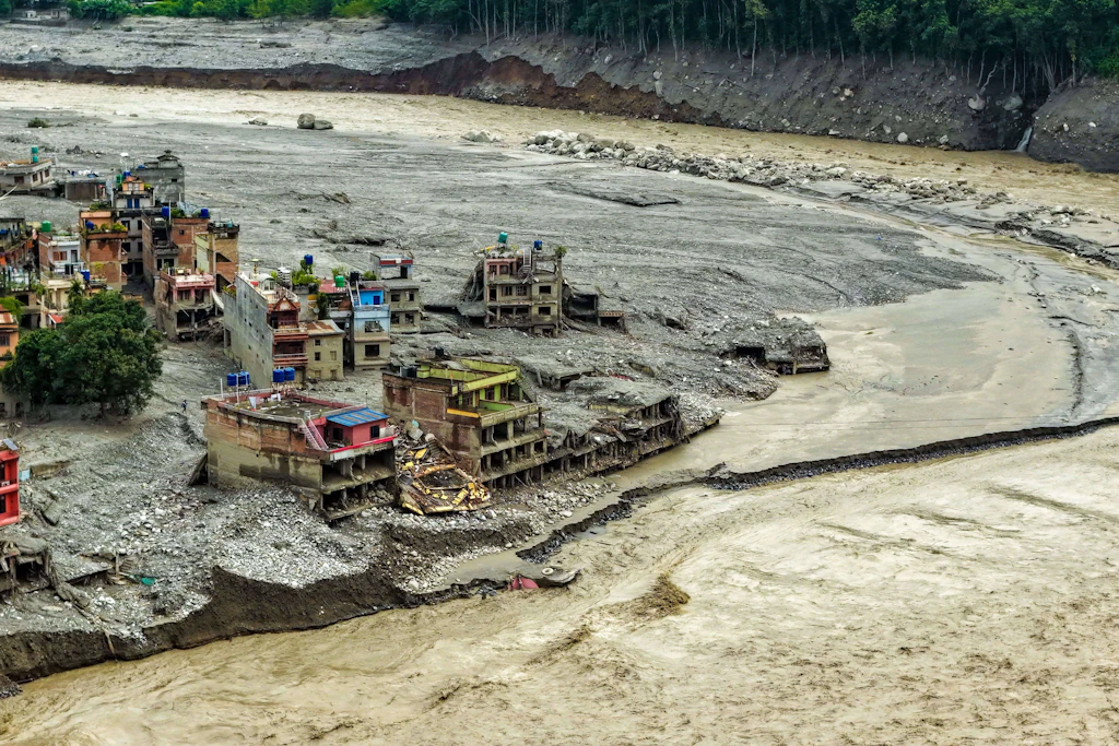 Zerstörte Häuser und Geschäfte nach schweren Überschwemmungen in Dhunge Bazaar im nepalesischen Distrikt Nuwakot am 2. September 2026.